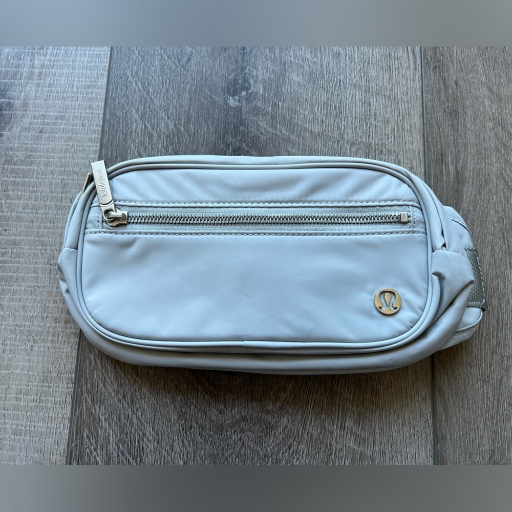 Lululemon Wunderlust Belt Bag in Seal Grey